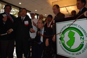 Con el Cónsul del Perú en Nueva Jersey y Pensilvania, José Benzaquen, Daniel Jara y Harry Ayala en la inauguración de la Convención de la Cámara Estatal Hispana de Nueva Jersey (SHCCNJ) del 2011. FOTO: ALEJANDRO ROMAN/LA NACION MAGAZINE