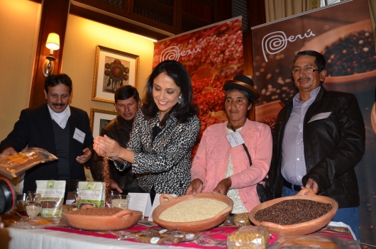 NADINE HEREDIA EN NUEVA YORK... La Primera Dama del Perú participó ayer en la Americas Society en un encuentro con los productores de Quinua y hoy participará en las Naciones Unidas de la declaración oficial del 2013 como Año Internacional de la Quinua.