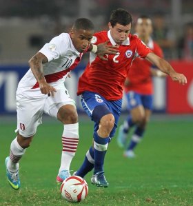  Jefferson Farfán (izq.) de Perú disputa la pelota con Eugenio Mena (der) de Chile durante el partido jugado en Lima este  viernes 22 de marzo de 2013 por las eliminatorias al Mundial Brasil 2014. 
