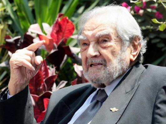 Armando Villanueva del Campo, expresidente de la Cámara de Diputados del Perú, falleció el domingo a los 97 años de edad y ha recibido el homenaje póstumo en su local partidario y en el Congreso de la República para luego ser sepultado en el Cementerio El Angel.