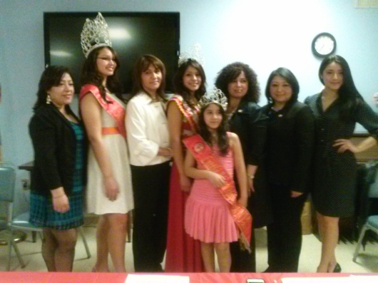 La presidenta de Peruvian Civic Association de New Jersey (PCANJ) Ana Placencia, junto a otros directivos y reinas del desfile peruano de Kearny y Harrison 2013.