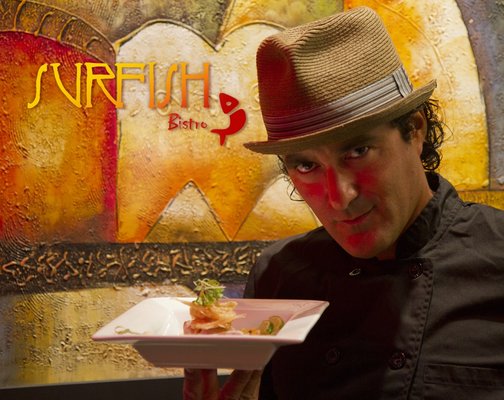 El Chef Miguel Aguilar, nacido en Lima, goza de un gran prestigio internacional en competencias gastronómicas con la presentación de exquisitos platos peruanos.