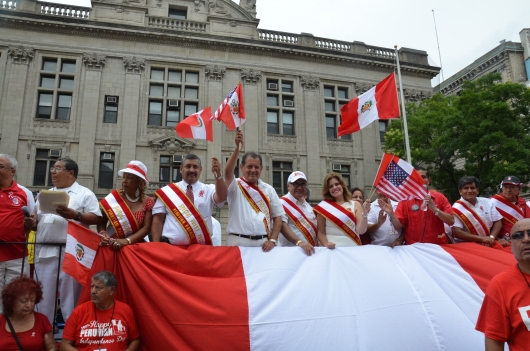 El presidente de Peruvian Parade Inc. Dr. Carlos Tello, en el estrado oficial, junto con las personalidades del Desfile Peruano, la exministra Mercedes Araoz, Gran Mariscala; el concejal Luis Marino de Port Chester y el concejal Jesús Huaranga de Harrison, entre otros.