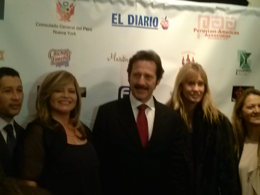 El actor Paul Martin junto a su esposa Viviana Revilla, Melvi Dávila y Ricardo Quispe, entre otros, durante la Alfombra Roja de 'Sueños de Gloria'.