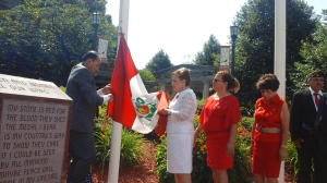 Momentos en que se inicia el izamiento de la bandera peruana en la Municipalidad de Kearny, Nueva Jersey