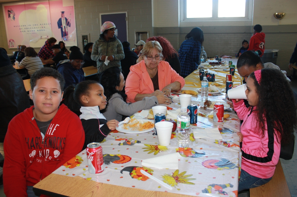 Niños y adultos de la comunidad disfrutaron de un delicioso almuerzo gratuito por el Día de Acción de Gracias ofrecido por la Fundación Malqui y el Comisionado de Paterson, Alex Méndez