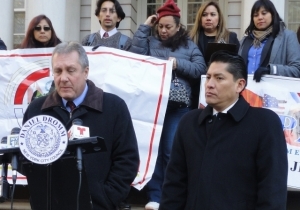 El concejal Daniel Dromm, presidente del Comité de Inmigración del Concejo Municipal de Nueva York, junto al vocero de la campaña 11x11, Kilder Fuentes, realizaron en las escalinatas de la Alcaldía de Nueva York el anuncio oficial de esta iniciativa.