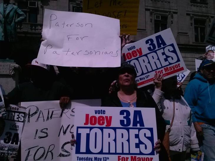 Partidarios del exalcalde José 'Joey' Torres junto a los seguidores del Presidente del Concejo Municipal Andre Sayegh en el City Hall de Paterson.